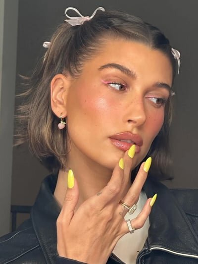 hailey bieber unghie giallo neon